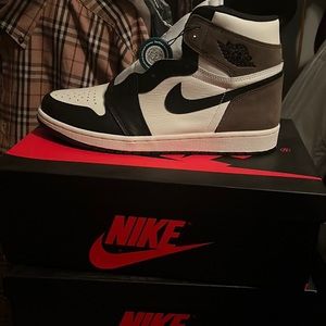 Nike air Jordan 1 High og, sz11, deadstock, extra laces, paperwork, and good box